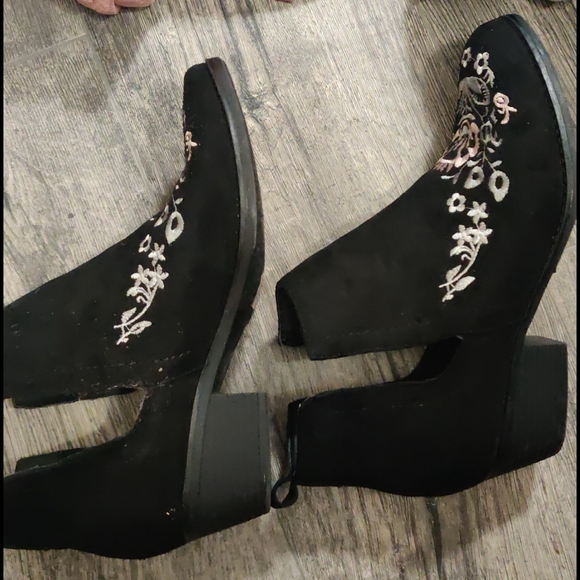 LAST CHANCE Gently Used Embroidered Booties - Picture 2 of 2